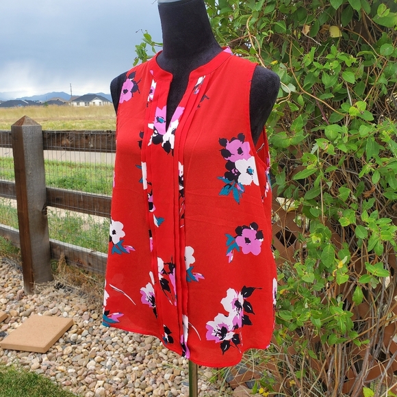 41 Hawthorn Breyson Pleat Detail Women's Blouse | Tropical Floral Red | Medium - Picture 11 of 15